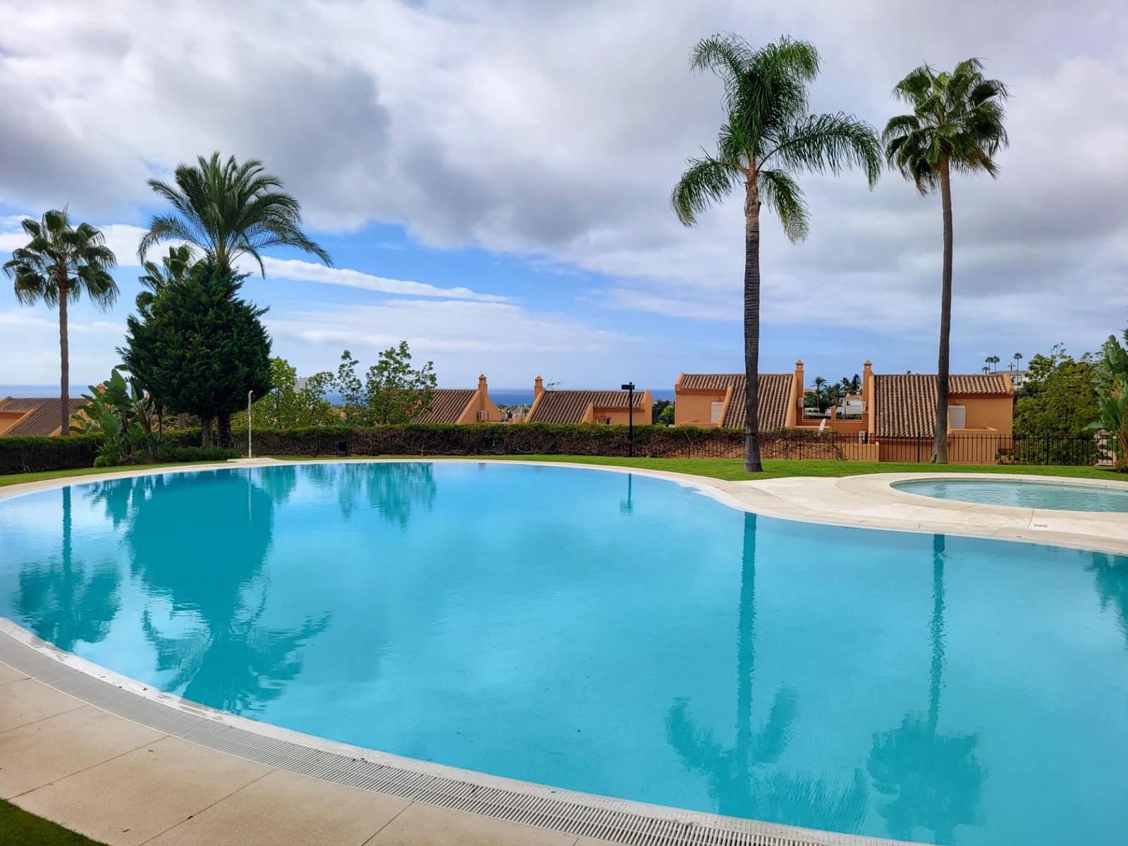 Appartement de 1 chambre à louer à Elviria avec piscine garage - 1 300 € (Ref: 10086444)