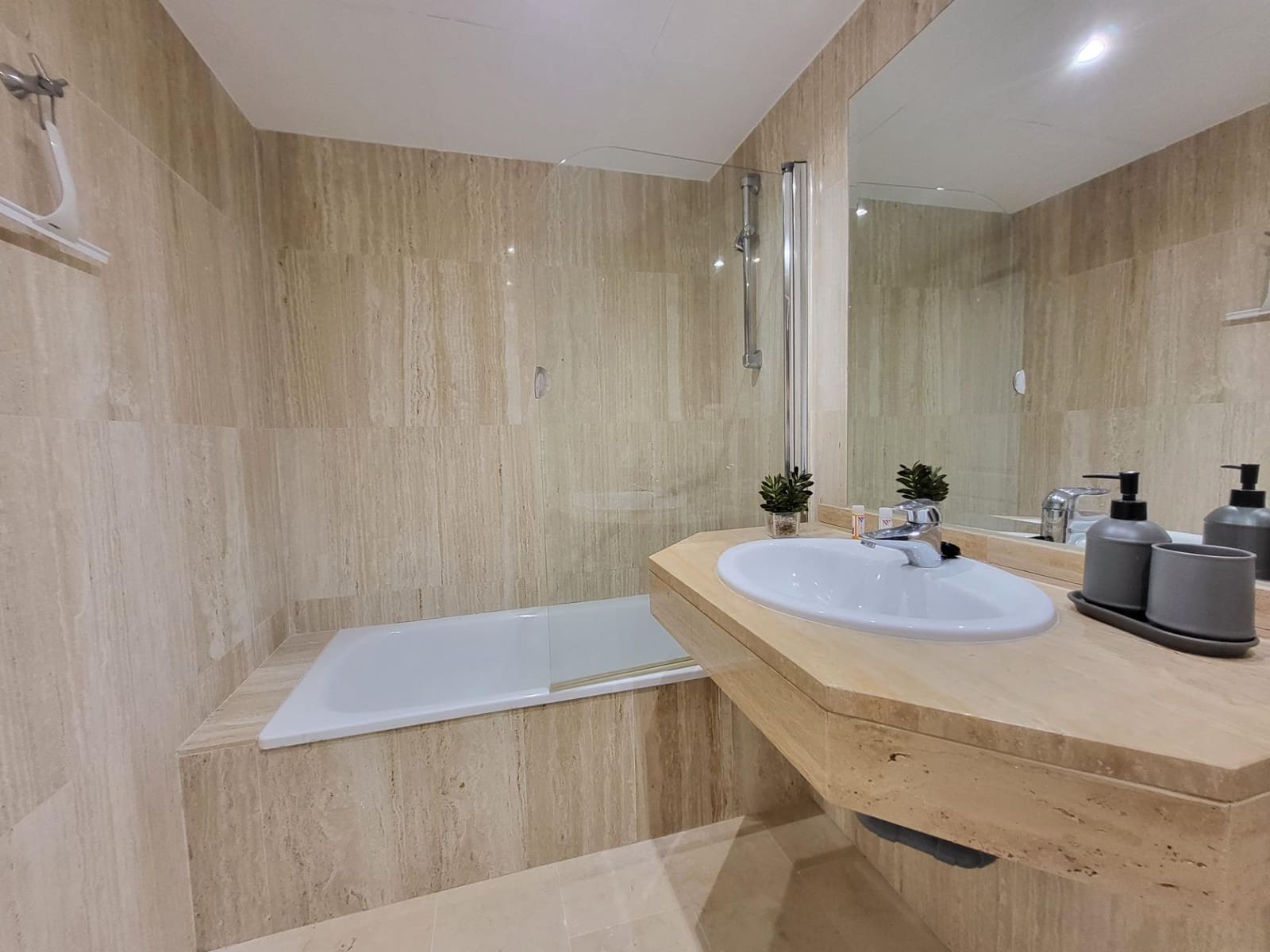 Appartement de 1 chambre à louer à Elviria avec piscine garage - 1 300 € (Ref: 10086444)