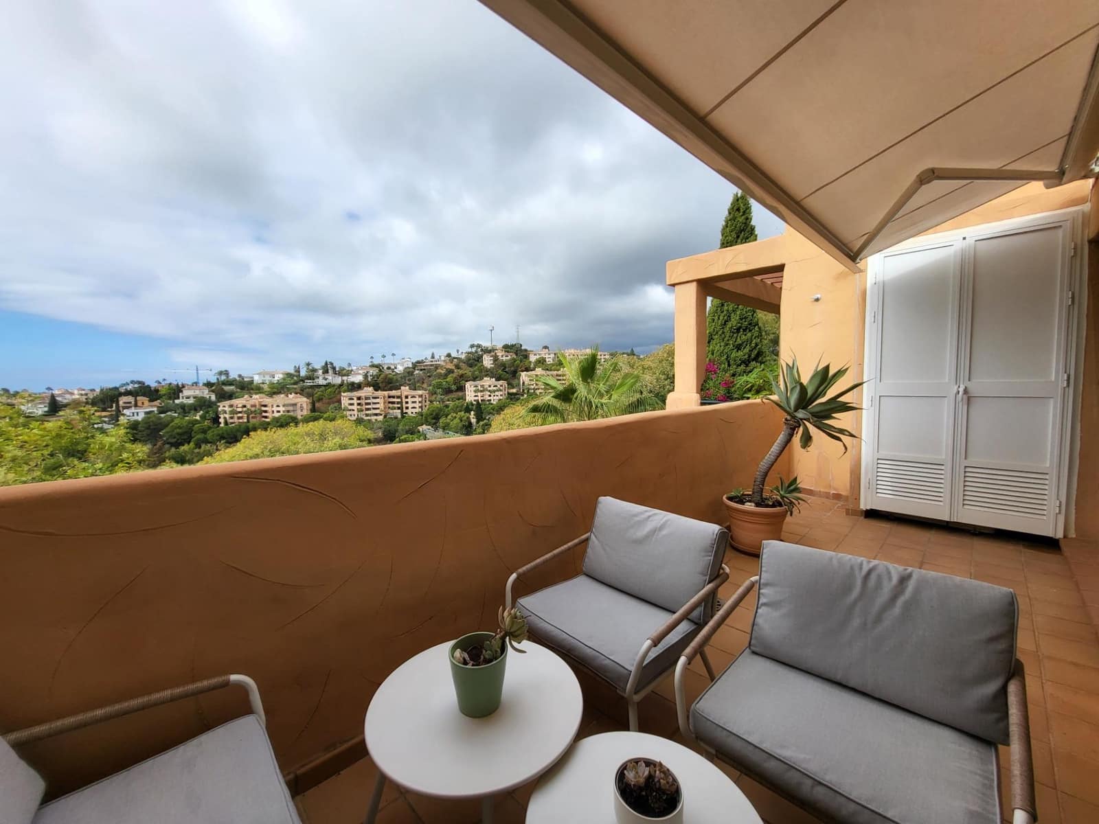 Appartement de 1 chambre à louer à Elviria avec piscine garage - 1 300 € (Ref: 10086444)