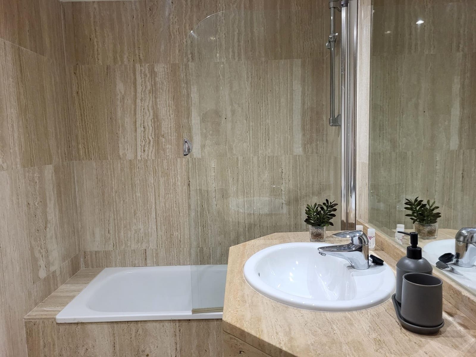 Appartement de 1 chambre à louer à Elviria avec piscine garage - 1 300 € (Ref: 10086444)