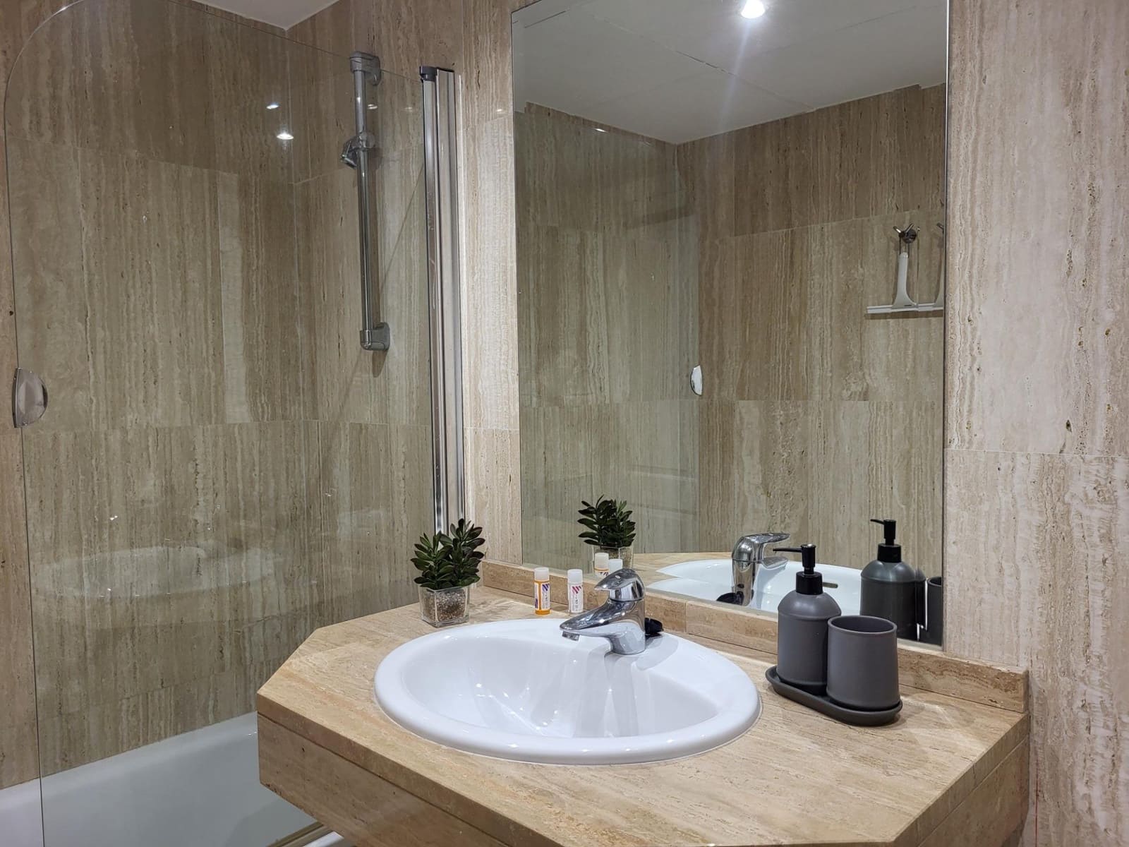 Appartement de 1 chambre à louer à Elviria avec piscine garage - 1 300 € (Ref: 10086444)