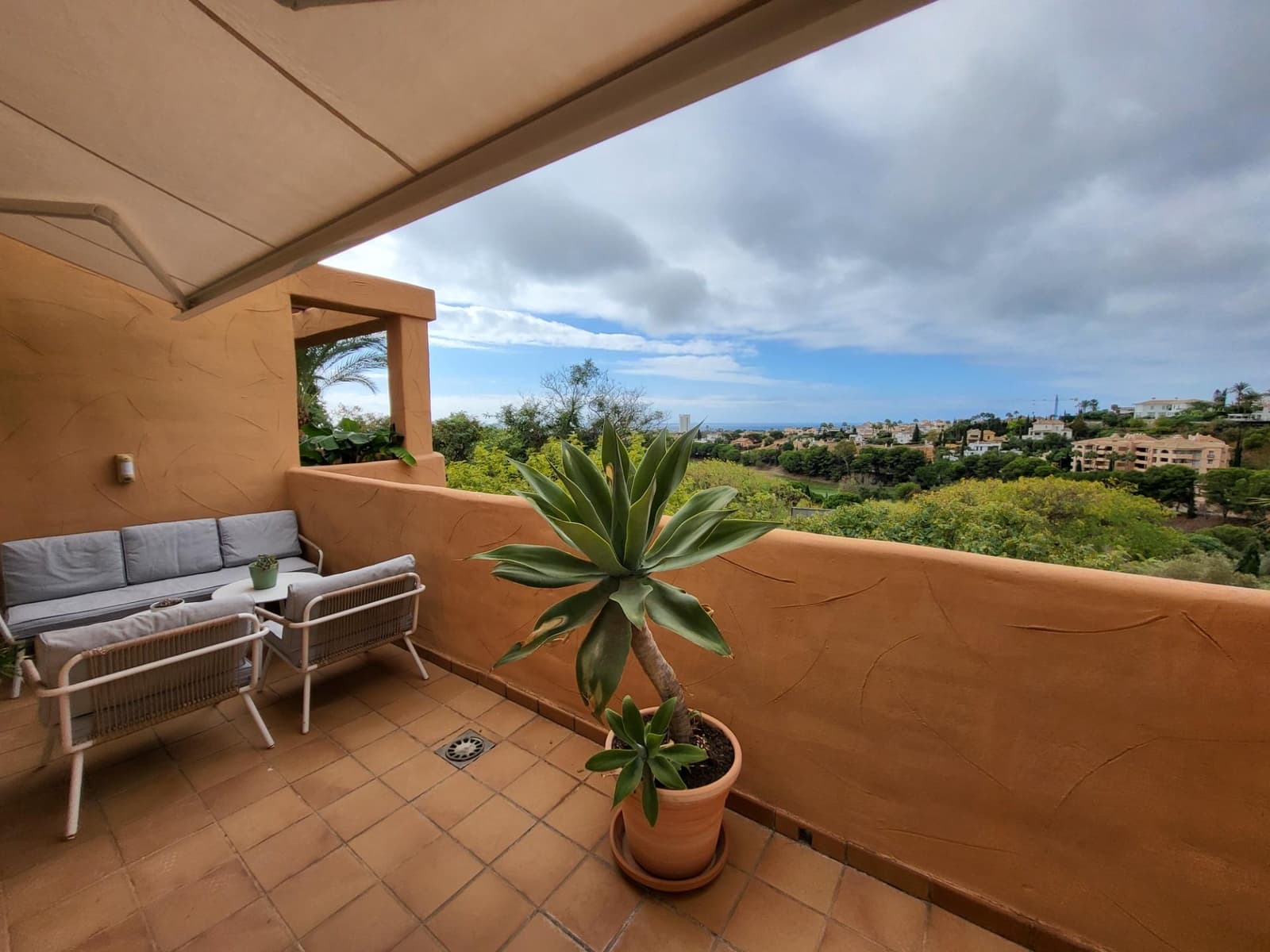 Appartement de 1 chambre à louer à Elviria avec piscine garage - 1 300 € (Ref: 10086444)