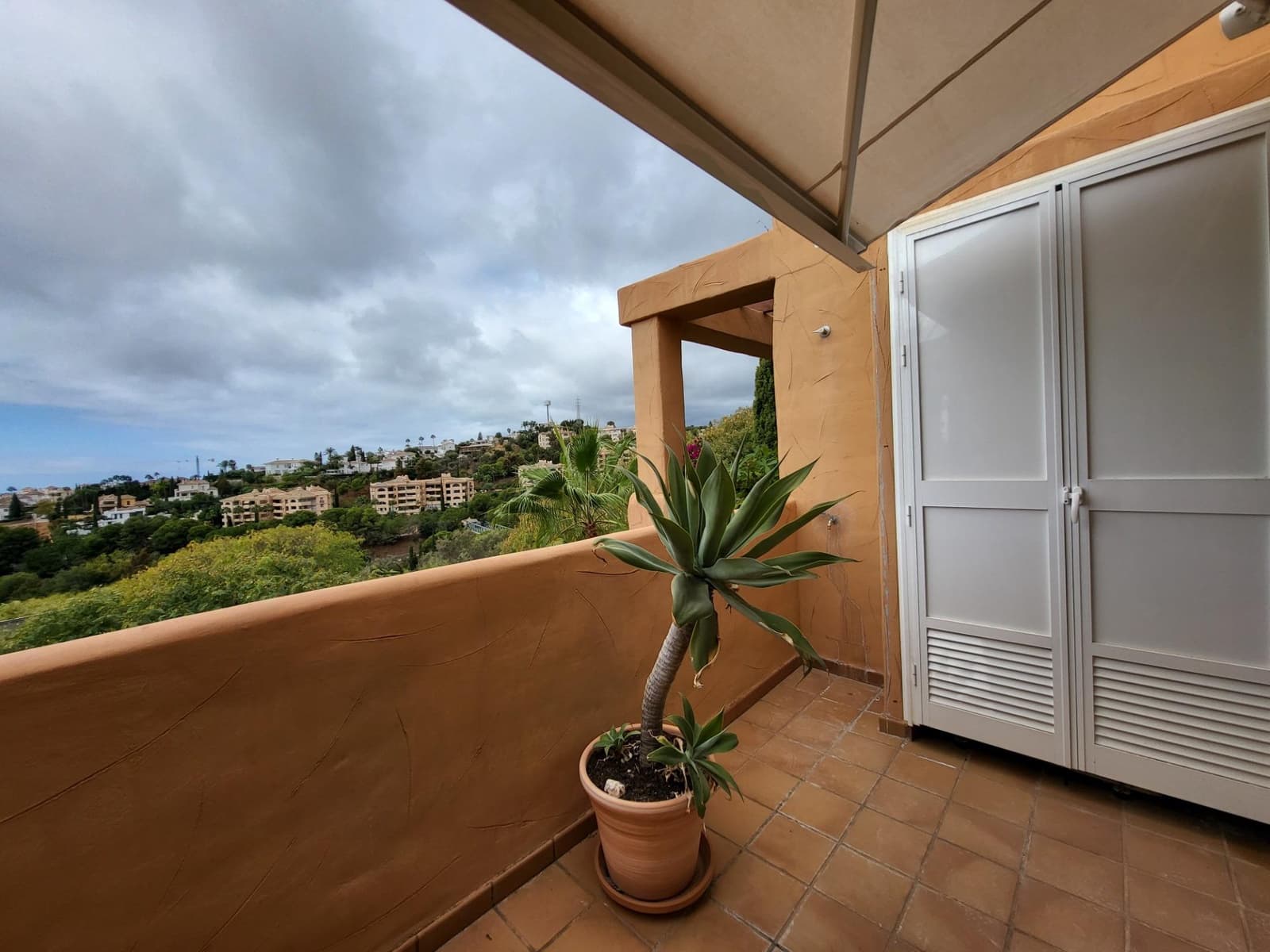 Appartement de 1 chambre à louer à Elviria avec piscine garage - 1 300 € (Ref: 10086444)