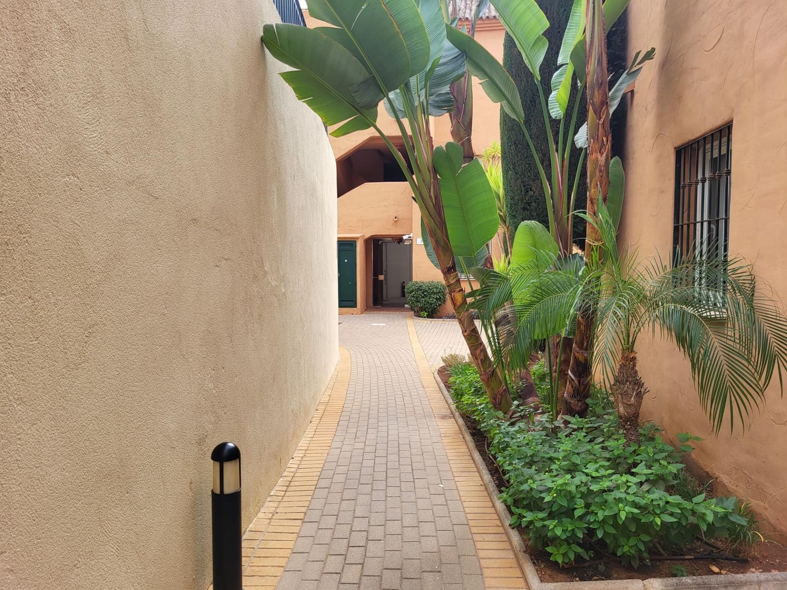 Appartement de 1 chambre à louer à Elviria avec piscine garage - 1 300 € (Ref: 10086444)