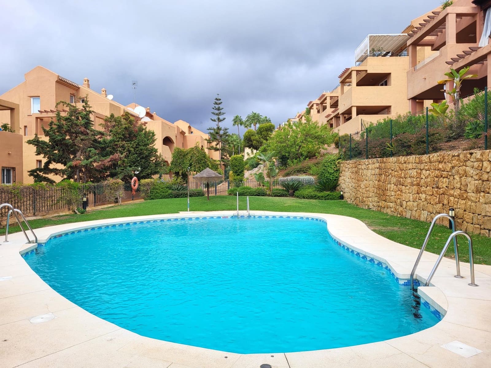Appartement de 1 chambre à louer à Elviria avec piscine garage - 1 300 € (Ref: 10086444)