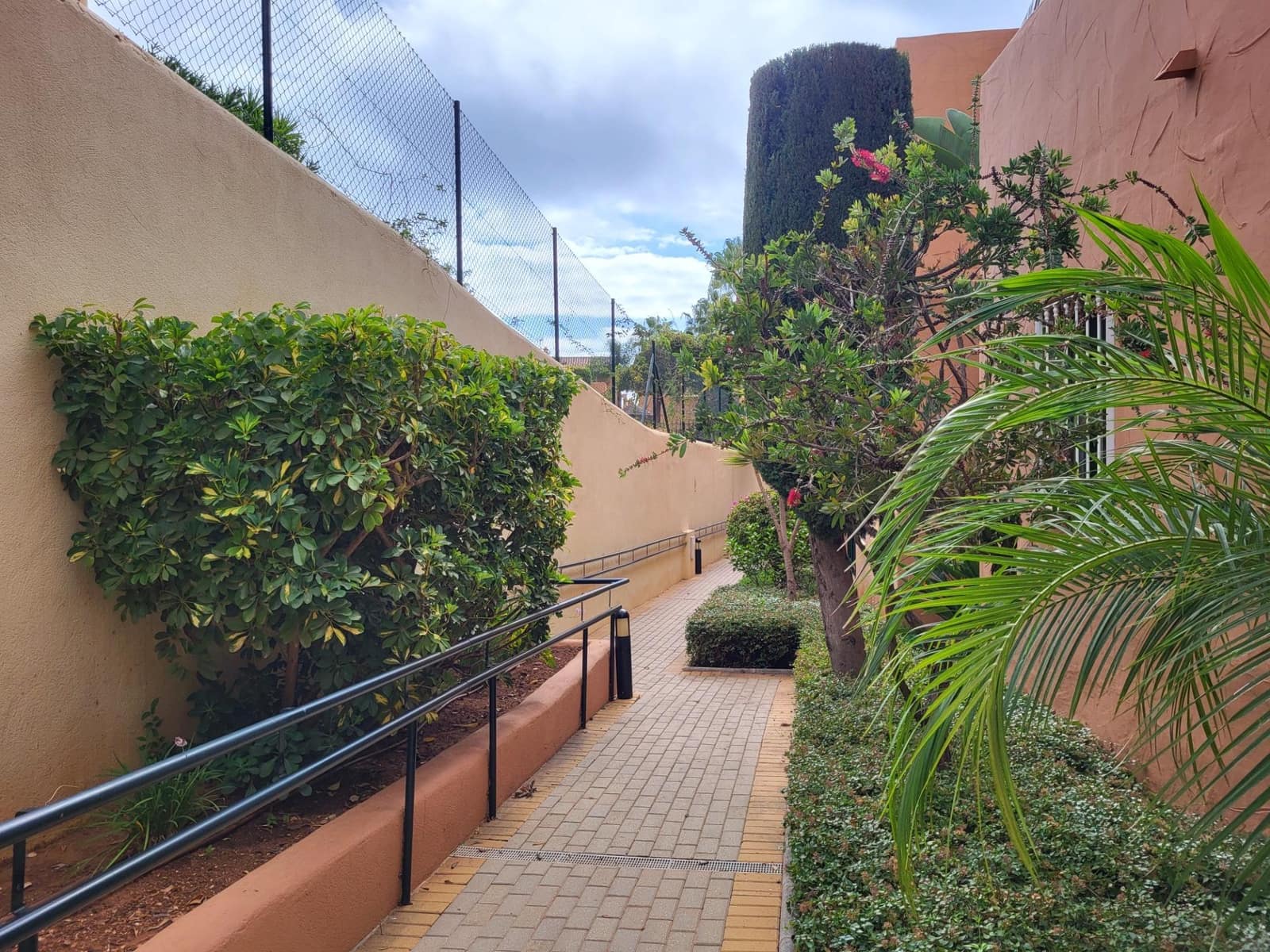 Appartement de 1 chambre à louer à Elviria avec piscine garage - 1 300 € (Ref: 10086444)