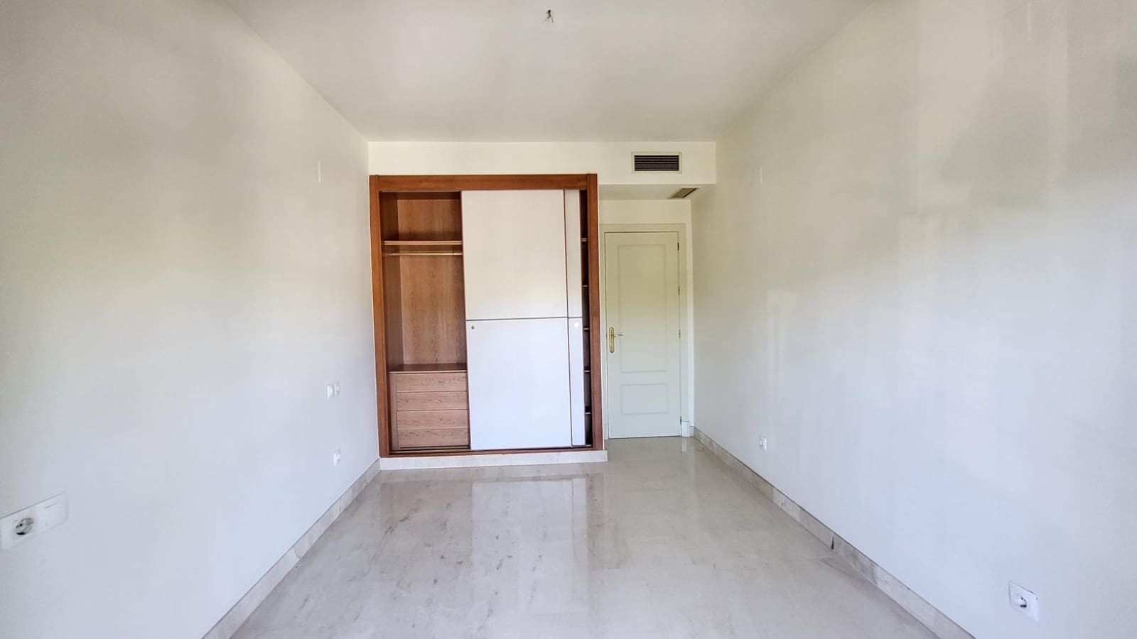 3 Zimmer Apartment zu vermieten in Marbella mit Pool Garage - 2.200 € (Ref: 10136293)