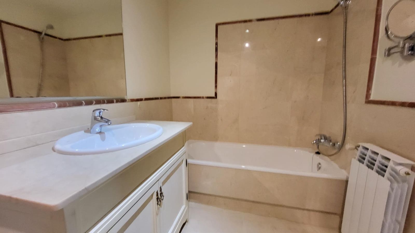 3 Zimmer Apartment zu vermieten in Marbella mit Pool Garage - 2.200 € (Ref: 10136293)