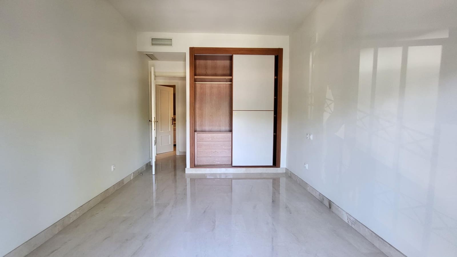 3 Zimmer Apartment zu vermieten in Marbella mit Pool Garage - 2.200 € (Ref: 10136293)