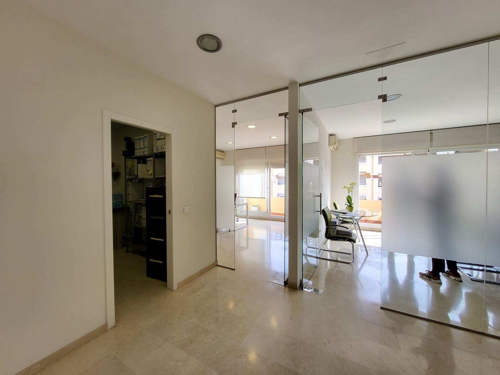 Bureau de 2 chambres à louer à San Pedro de Alcantara avec piscine garage - 1 250 € (Ref: 9683909)