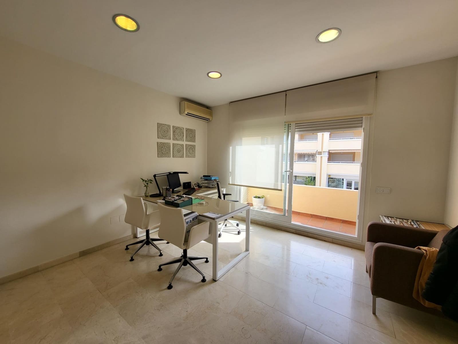 Bureau de 2 chambres à louer à San Pedro de Alcantara avec piscine garage - 1 250 € (Ref: 9683909)