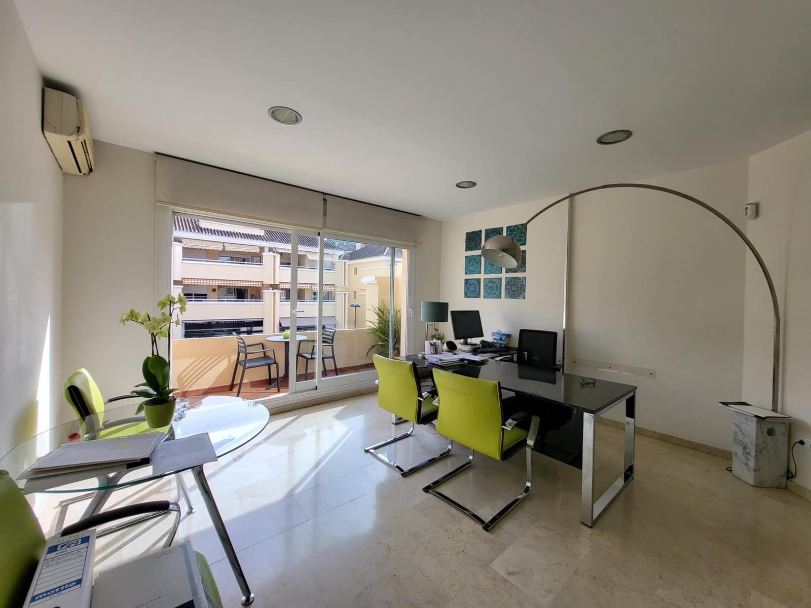 Bureau de 2 chambres à louer à San Pedro de Alcantara avec piscine garage - 1 250 € (Ref: 9683909)