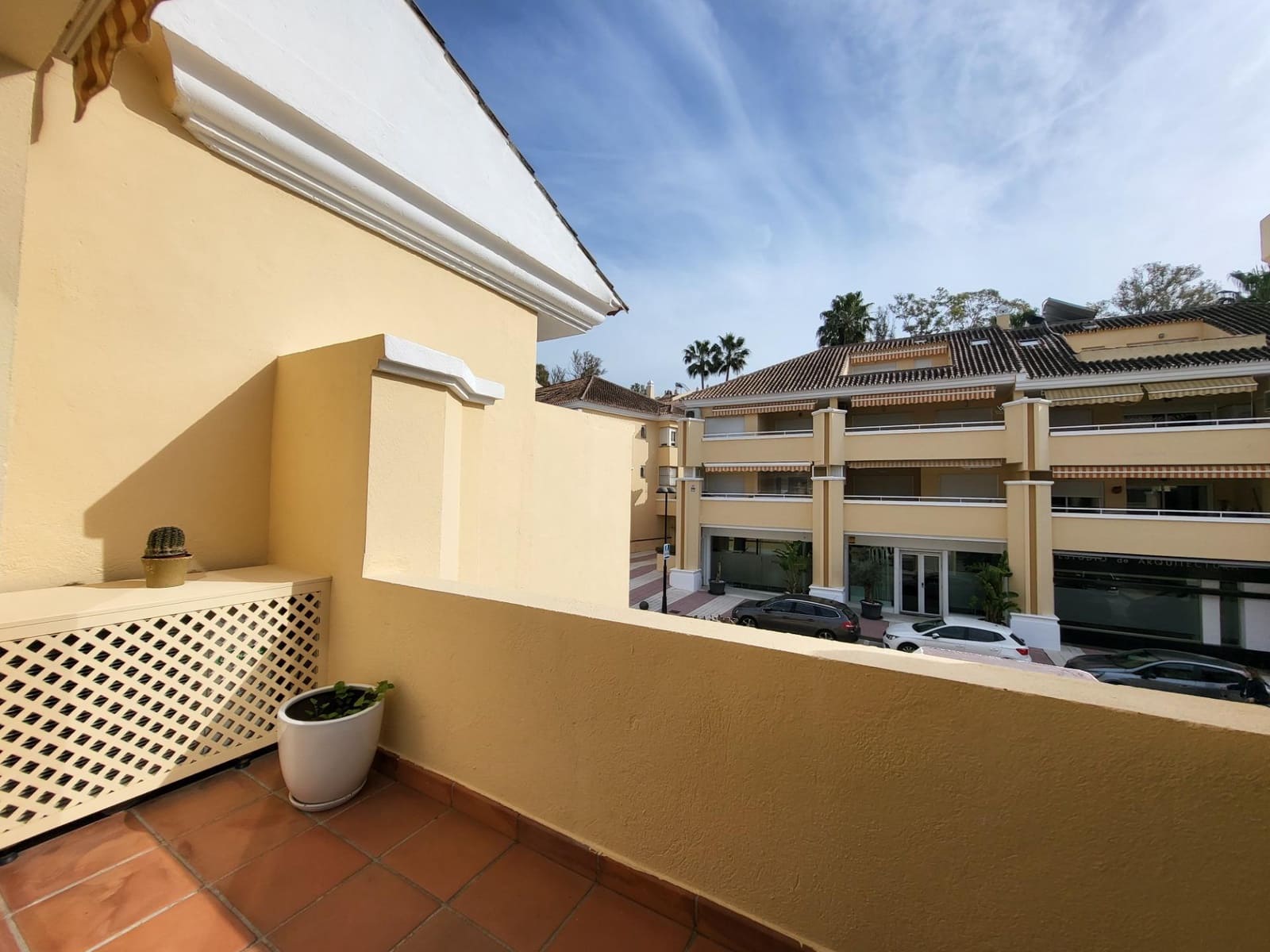 Bureau de 2 chambres à louer à San Pedro de Alcantara avec piscine garage - 1 250 € (Ref: 9683909)