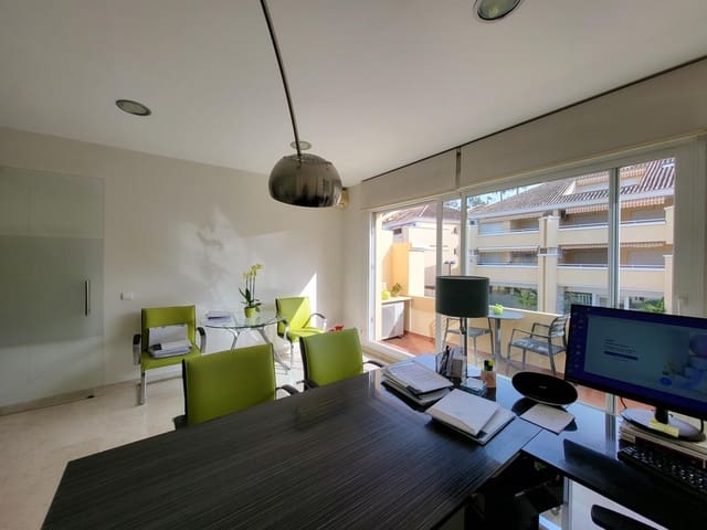 Bureau de 2 chambres à louer à San Pedro de Alcantara, Marbella avec piscine garage - 1 250 € (Ref: 9683909)