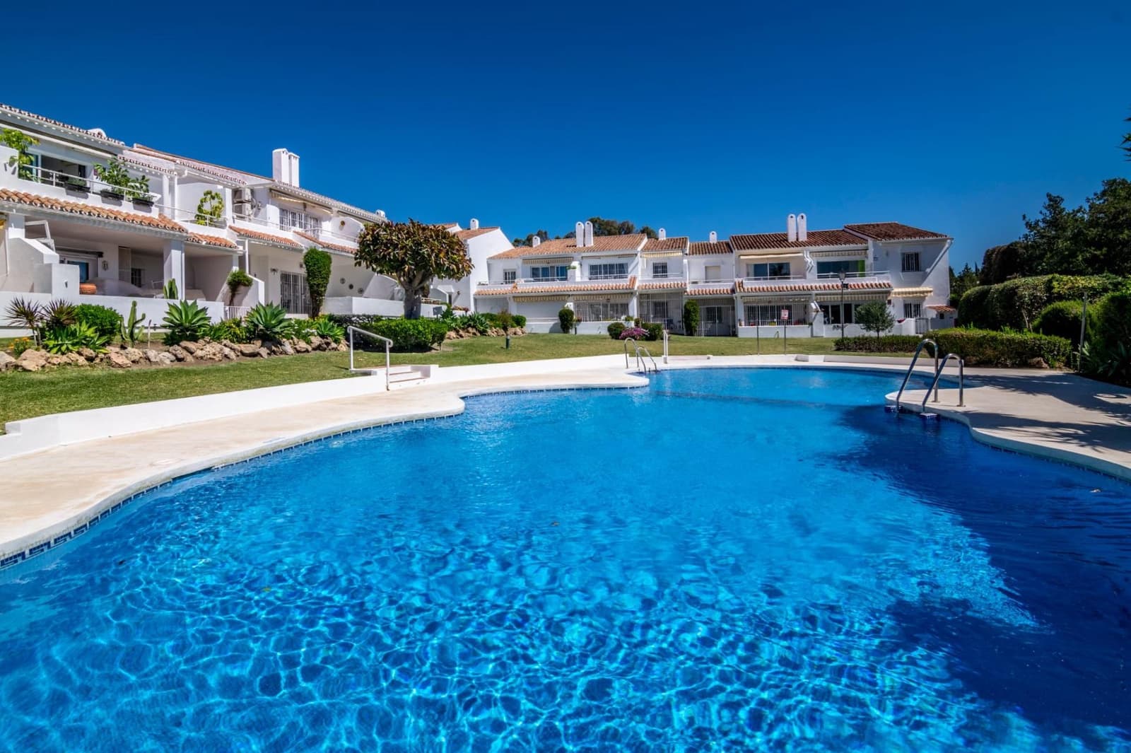 2 makuuhuone Huoneisto myytävänä paikassa El Paraiso mukana uima-altaan - 280 000 € (Ref: 9683911)