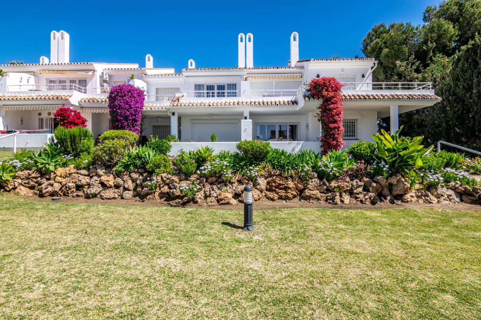 2 makuuhuone Huoneisto myytävänä paikassa El Paraiso mukana uima-altaan - 280 000 € (Ref: 9683911)