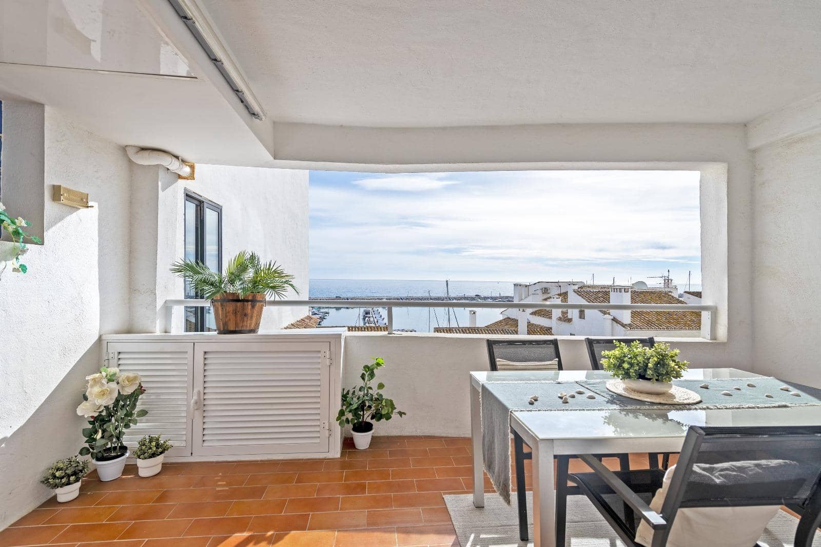 2 bedroom Apartment for sale in Puerto Banus - € 749,000 (Ref: 9683915)