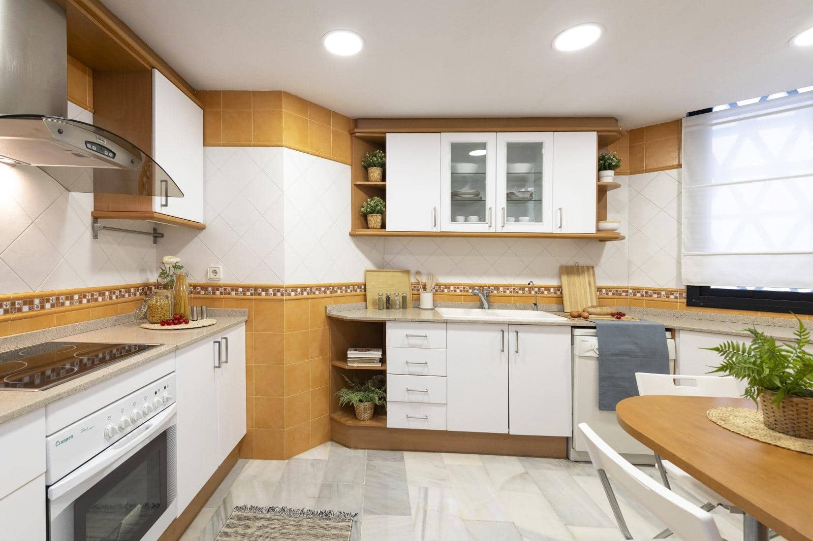 2 bedroom Apartment for sale in Puerto Banus - € 749,000 (Ref: 9683915)