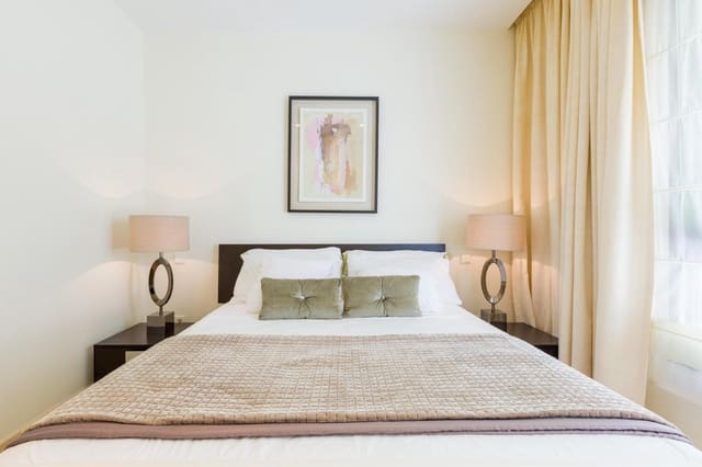 2 sovrum Lägenhet att hyra i La Quinta, Benahavís med garage - 2 400 € (Ref: 9683920)