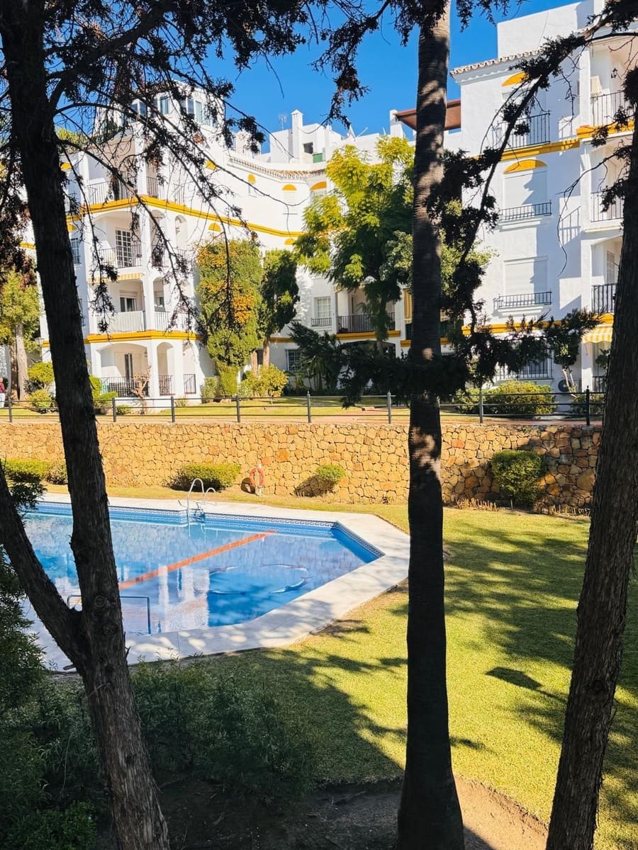 2 makuuhuone Huoneisto myytävänä paikassa El Paraiso mukana uima-altaan - 302 500 € (Ref: 9683925)