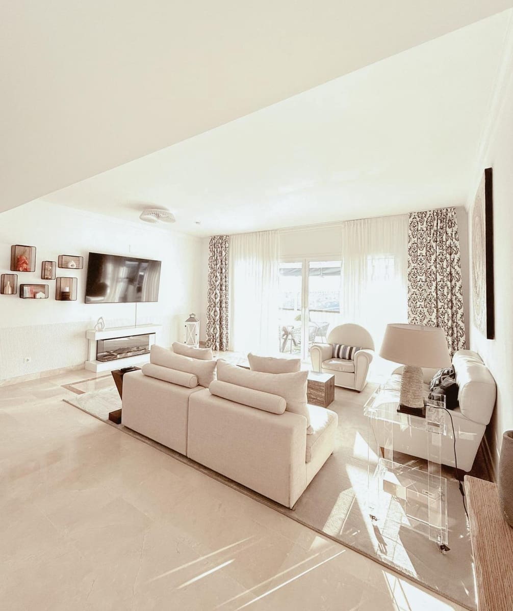 Appartement de 2 chambres à louer à Benahavis avec piscine - 2 700 € (Ref: 9683945)