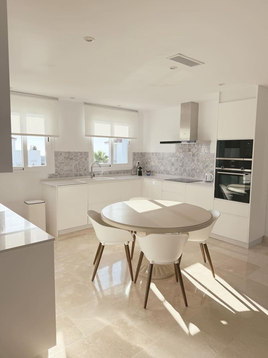 Appartement de 2 chambres à louer à Benahavis avec piscine - 2 700 € (Ref: 9683945)