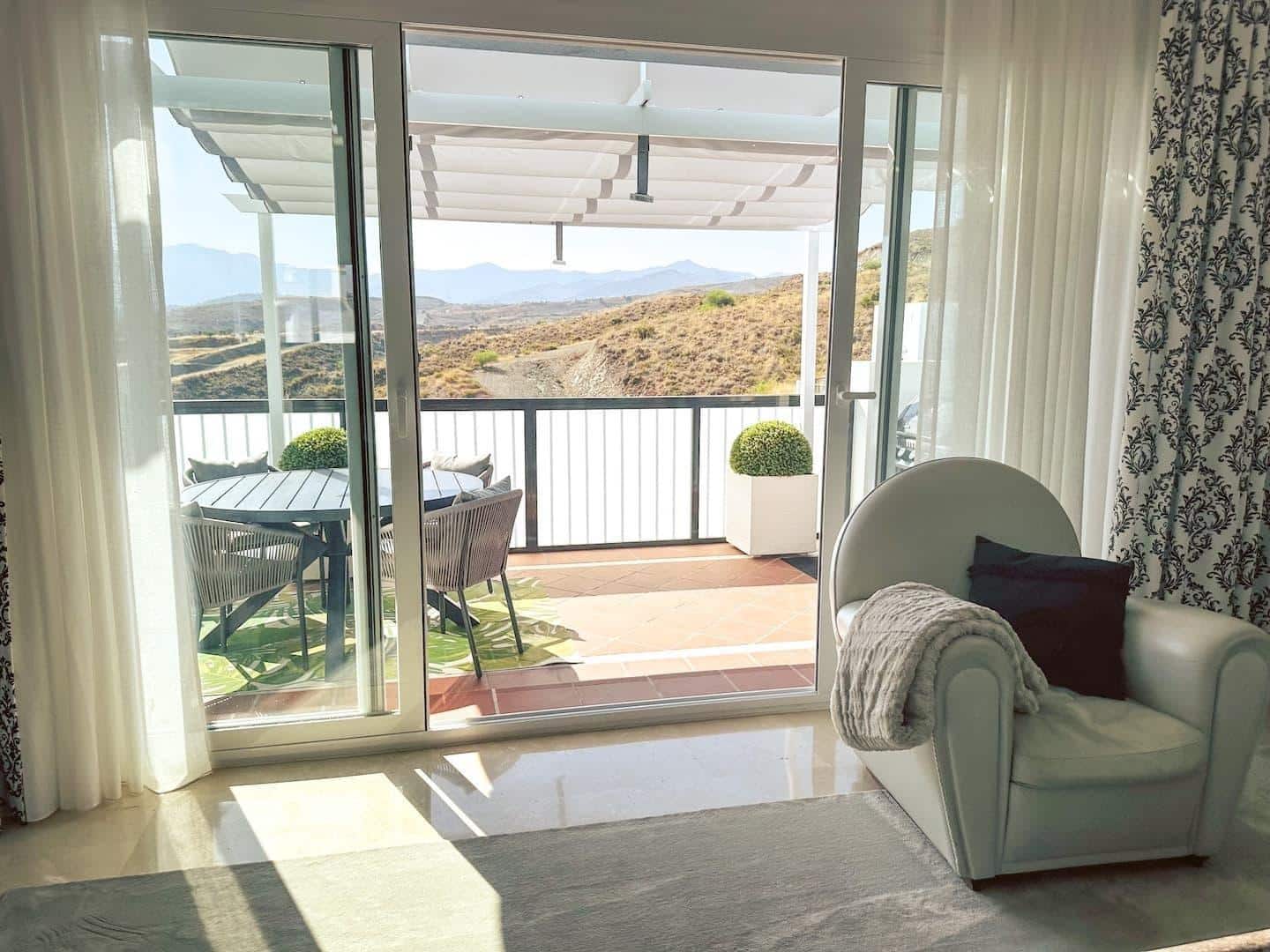 Appartement de 2 chambres à louer à Benahavis avec piscine - 2 700 € (Ref: 9683945)