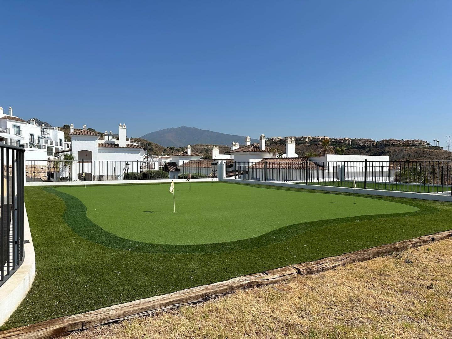 Appartement de 2 chambres à louer à Benahavis avec piscine - 2 700 € (Ref: 9683945)