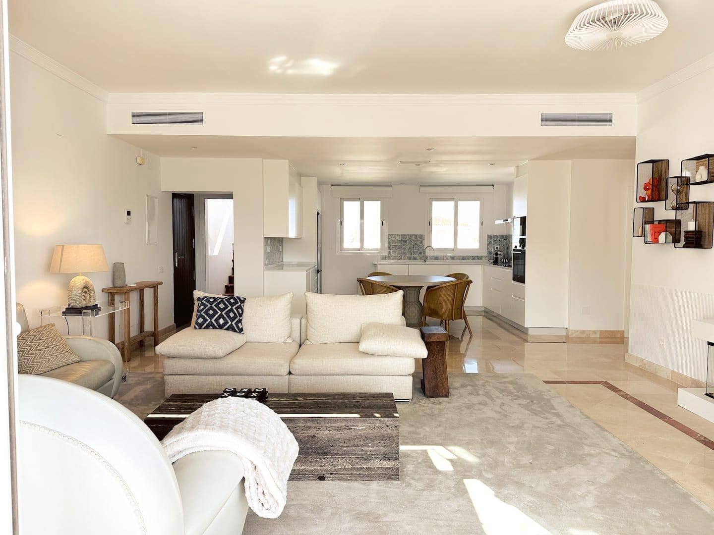 Appartement de 2 chambres à louer à Benahavis avec piscine - 2 700 € (Ref: 9683945)