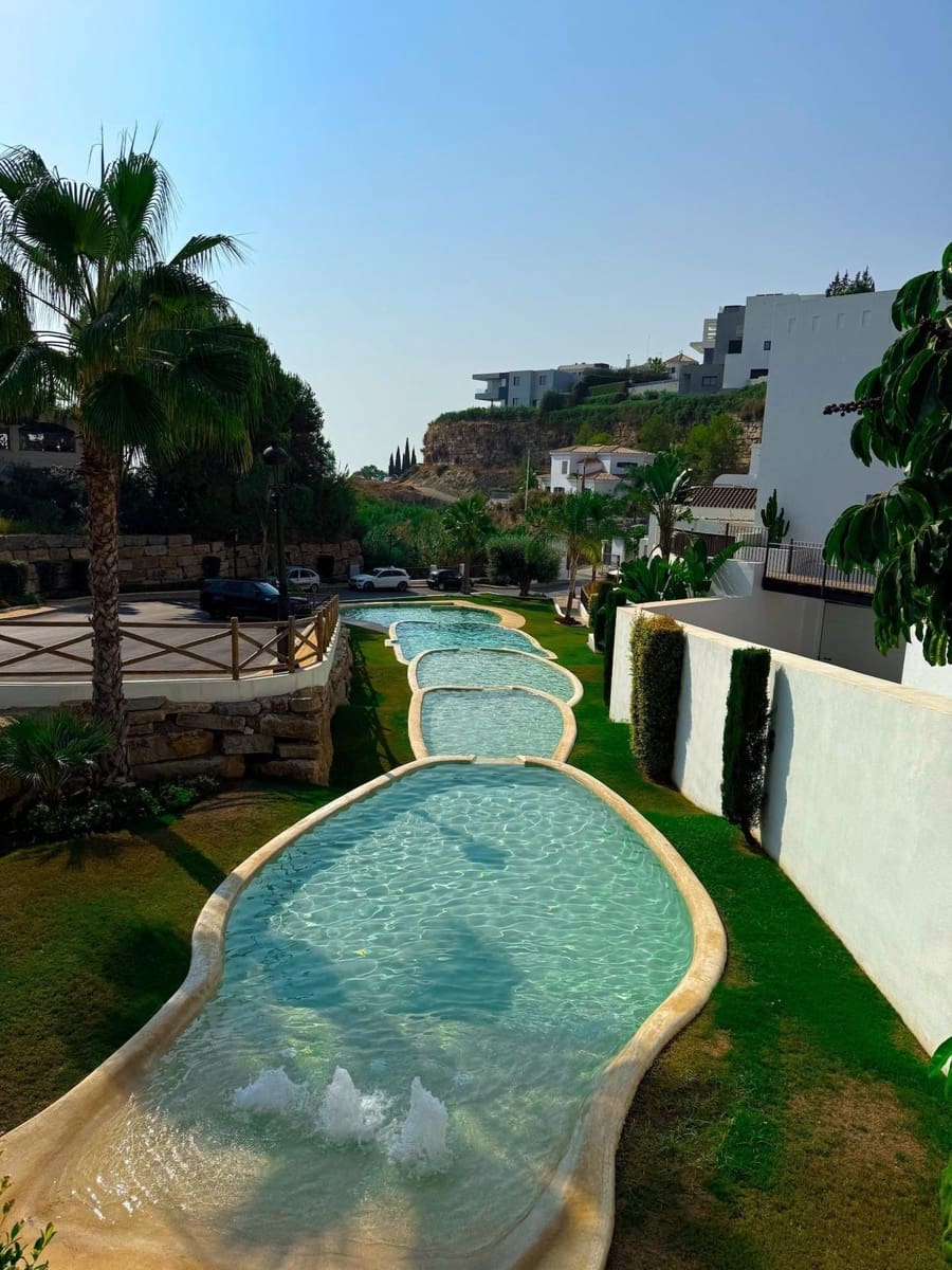 Appartement de 2 chambres à louer à Benahavis avec piscine - 2 700 € (Ref: 9683945)