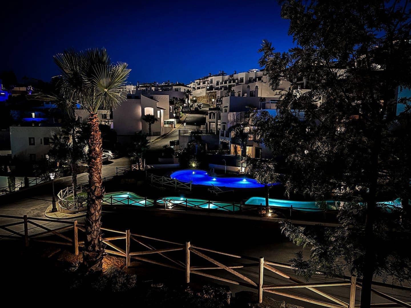 Appartement de 2 chambres à louer à Benahavis avec piscine - 2 700 € (Ref: 9683945)