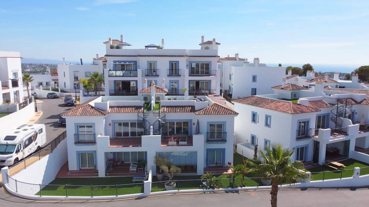 Appartement de 2 chambres à louer à Benahavis avec piscine - 2 700 € (Ref: 9683945)