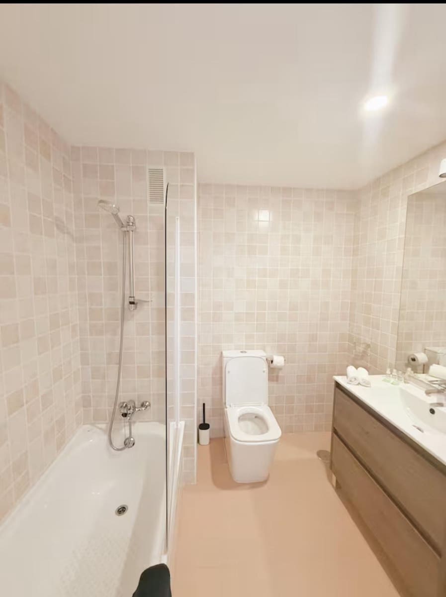 Appartement de 2 chambres à louer à Las Chapas avec piscine - 1 700 € (Ref: 9683946)