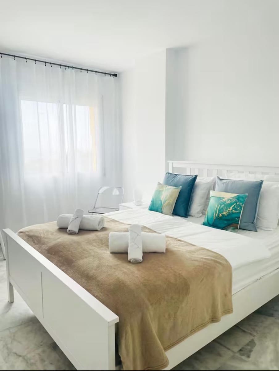 Appartement de 2 chambres à louer à Las Chapas avec piscine - 1 700 € (Ref: 9683946)