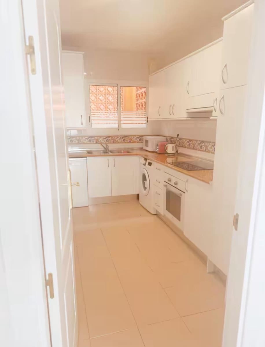 Appartement de 2 chambres à louer à Las Chapas avec piscine - 1 700 € (Ref: 9683946)