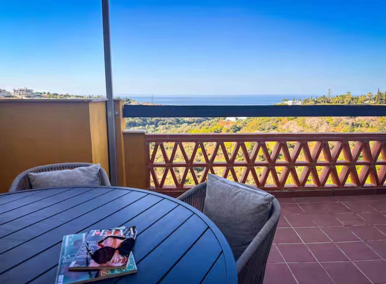 Appartement de 2 chambres à louer à Las Chapas avec piscine - 1 700 € (Ref: 9683946)