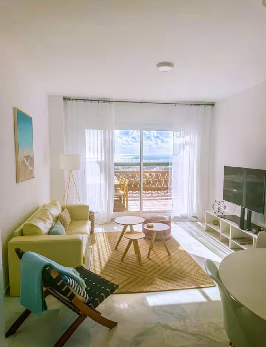 Appartement de 2 chambres à louer à Las Chapas avec piscine - 1 700 € (Ref: 9683946)