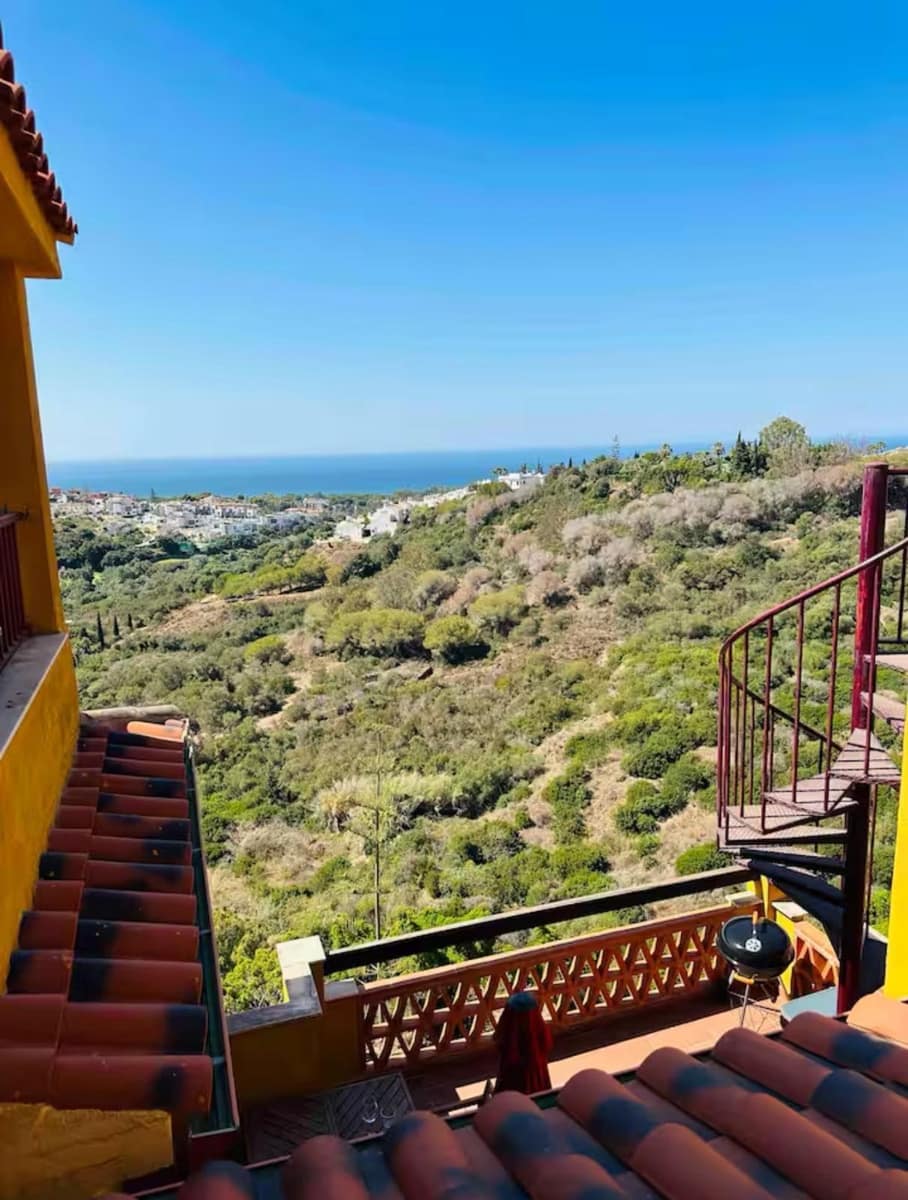 Appartement de 2 chambres à louer à Las Chapas avec piscine - 1 700 € (Ref: 9683946)