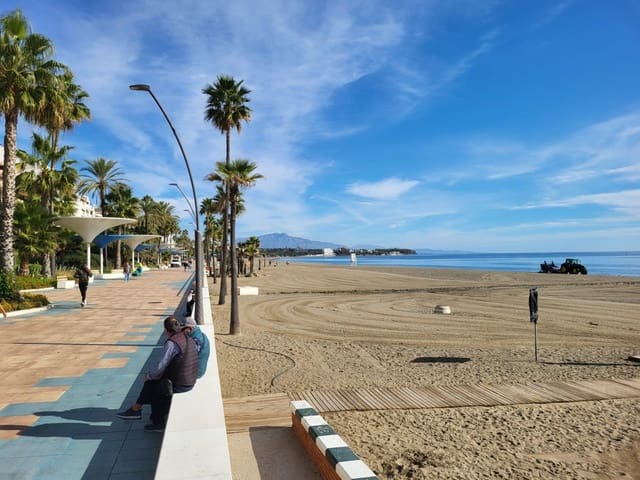 6 Zimmer Wohnung zu verkaufen in Puerto de Estepona, Estepona mit Garage - 590.000 € (Ref: 9683956)