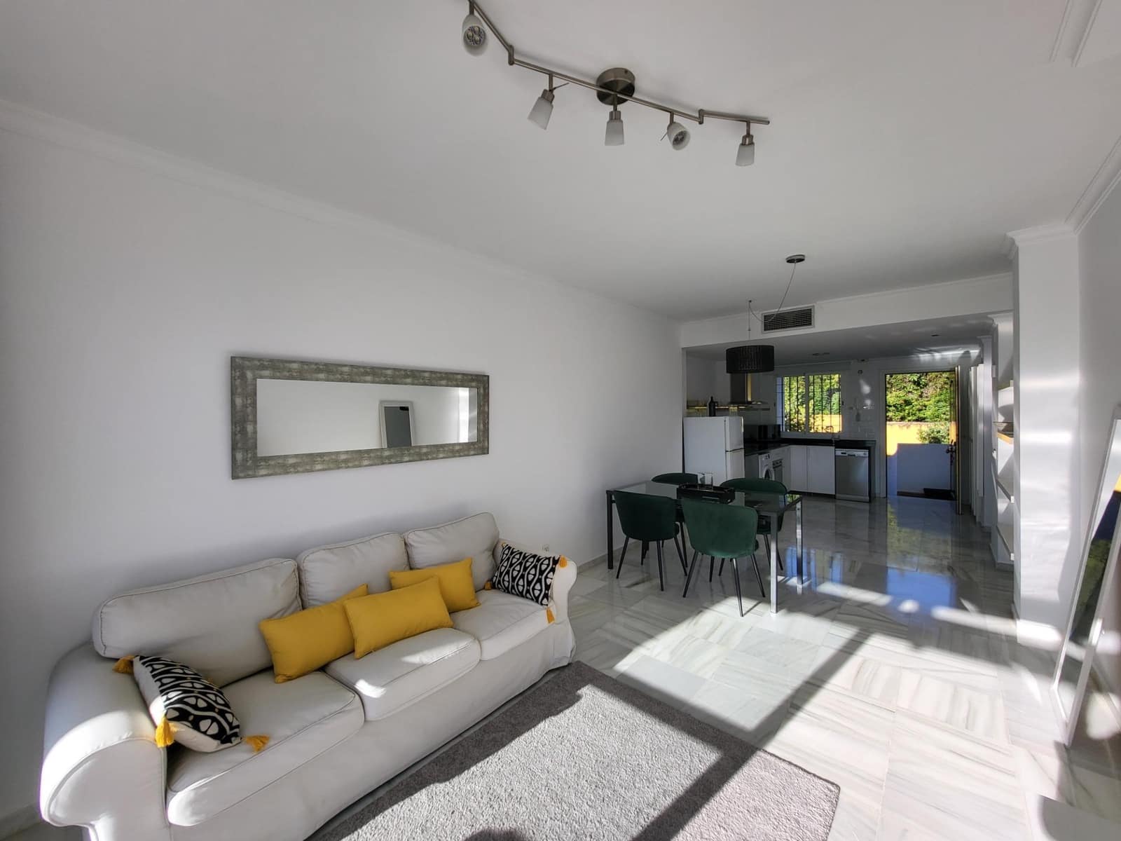 2 bedroom Apartment for rent in Nueva Andalucia with pool - € 1,950 (Ref: 9691158)