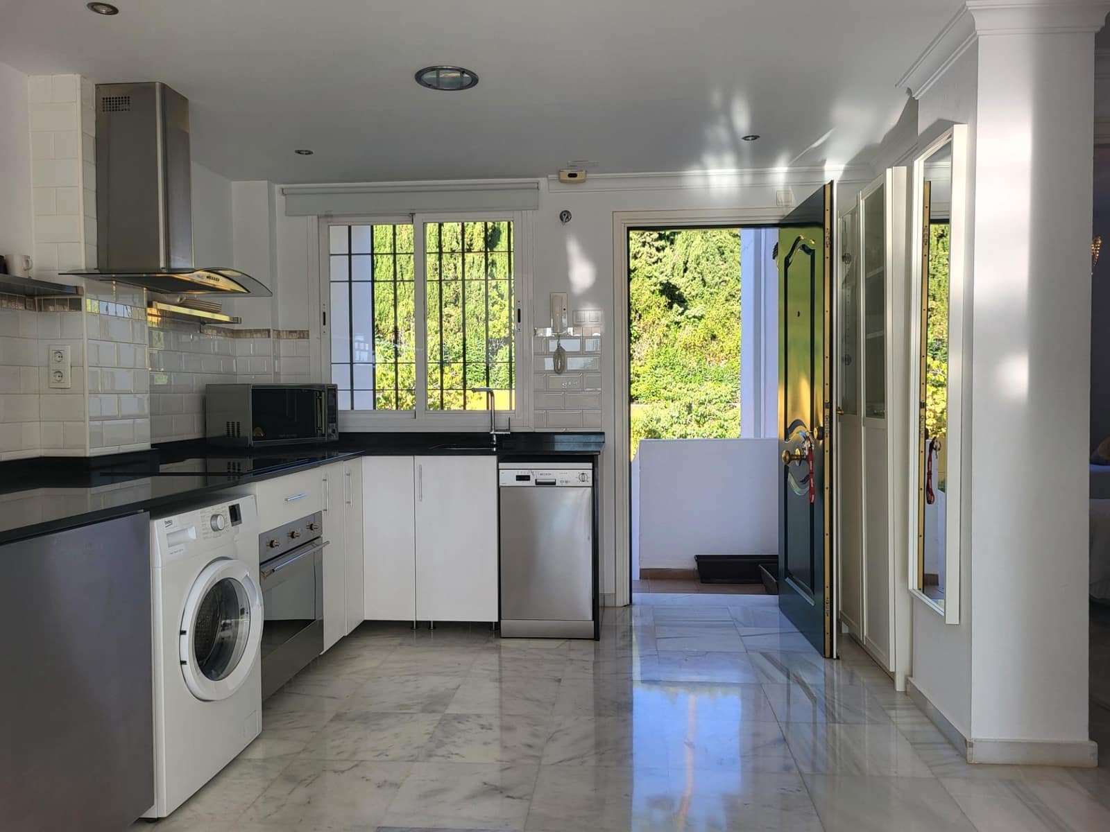 2 bedroom Apartment for rent in Nueva Andalucia with pool - € 1,950 (Ref: 9691158)