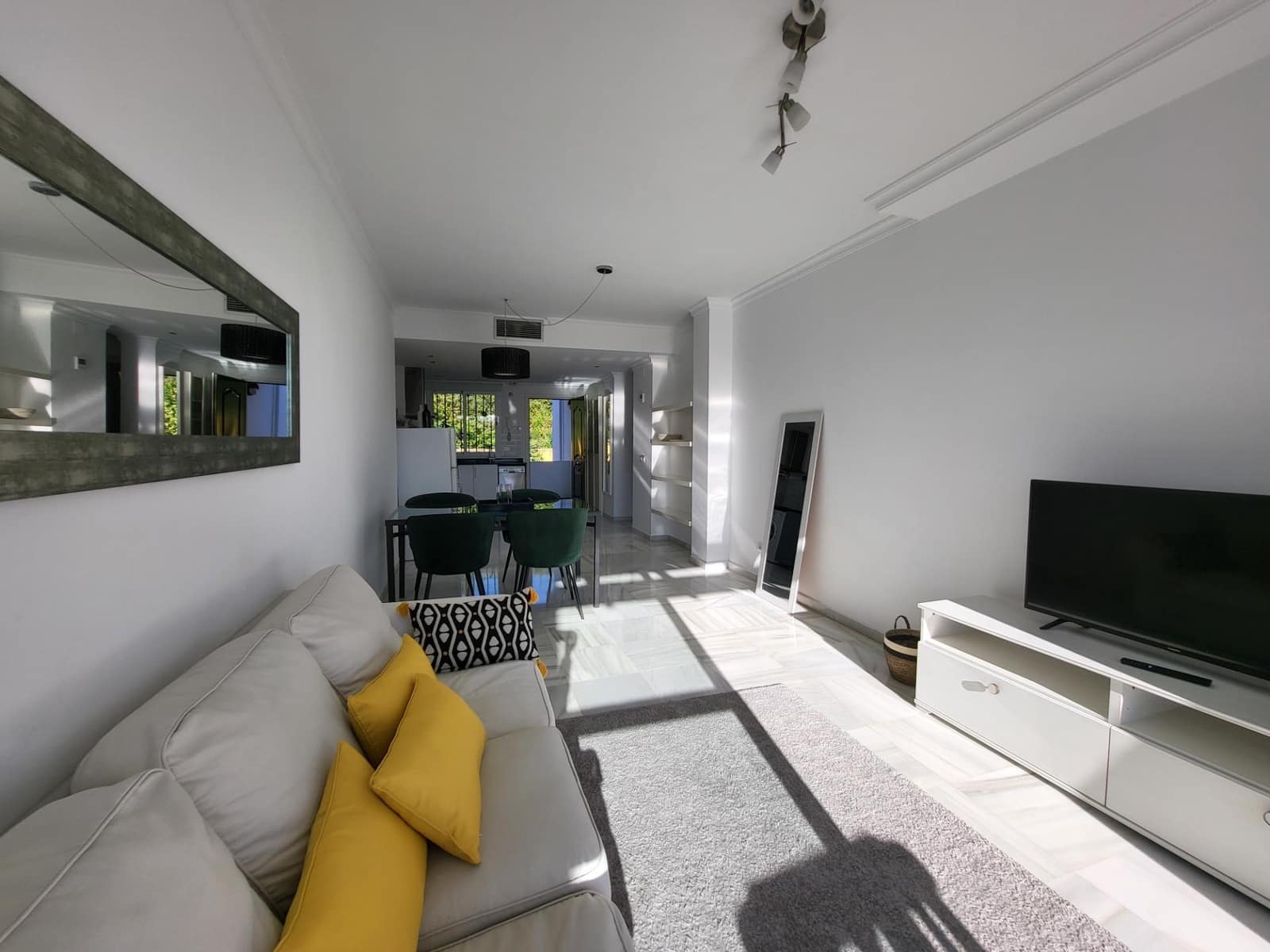 2 bedroom Apartment for rent in Nueva Andalucia with pool - € 1,950 (Ref: 9691158)