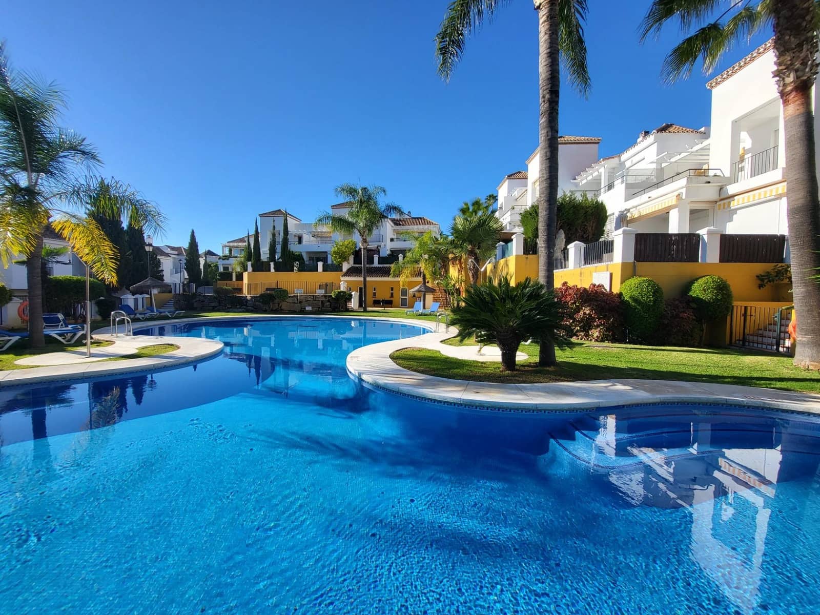 2 bedroom Apartment for rent in Nueva Andalucia with pool - € 1,950 (Ref: 9691158)