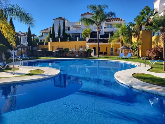 2 quarto Apartamento para arrendar em Nueva Andalucia, Marbella com piscina - 1 950 € (Ref: 9691158)