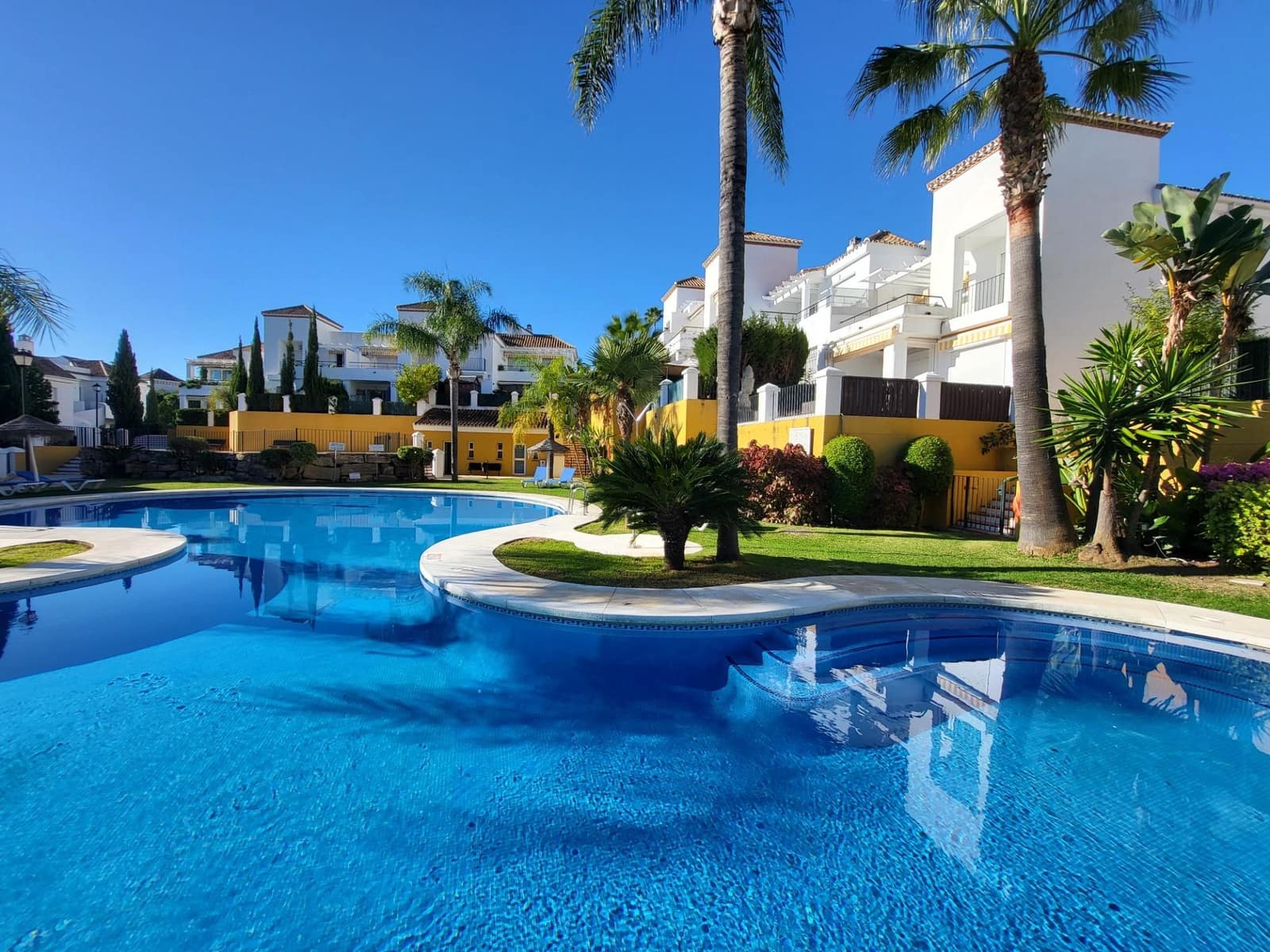 2 bedroom Apartment for rent in Nueva Andalucia with pool - € 1,950 (Ref: 9691158)