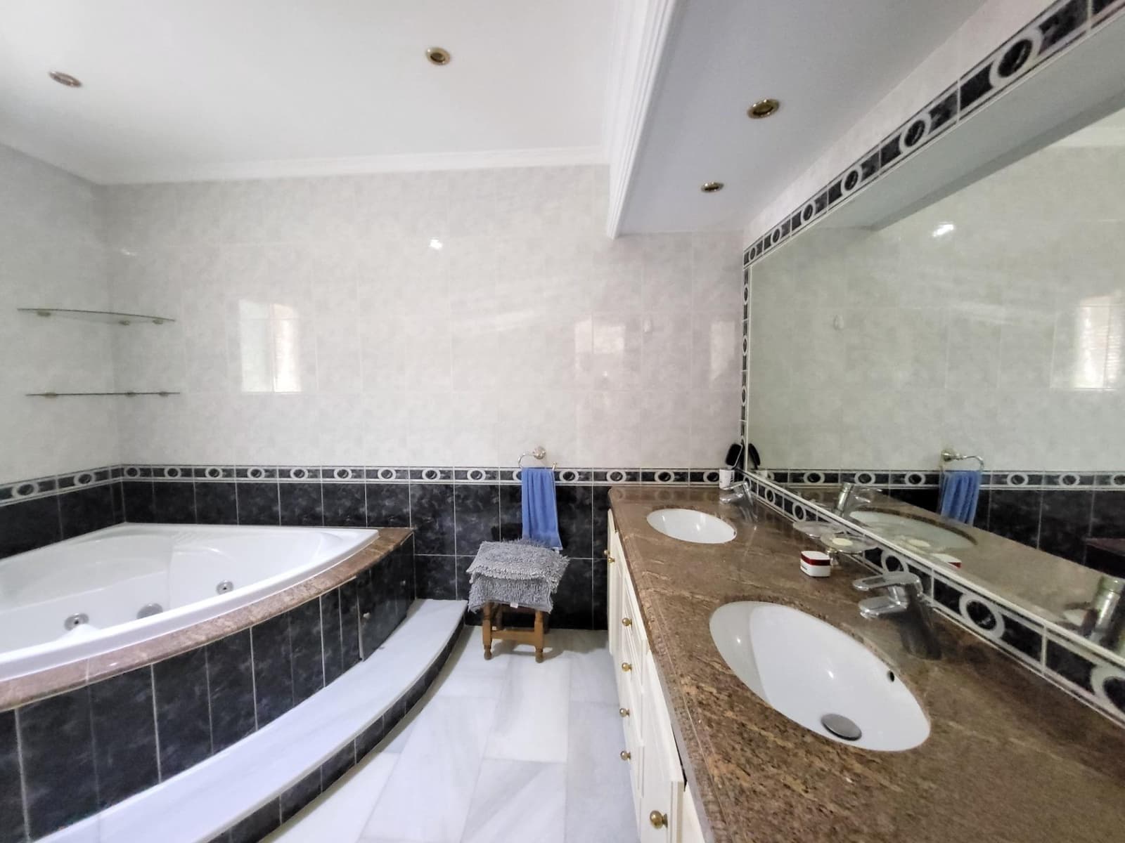 3 bedroom Apartment for sale in San Pedro de Alcantara - € 299,000 (Ref: 9691166)