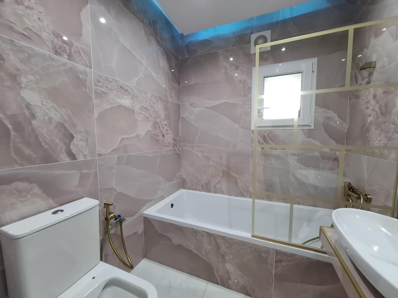 3 bedroom Flat for sale in San Pedro de Alcantara with pool - € 320,000 (Ref: 9730386)