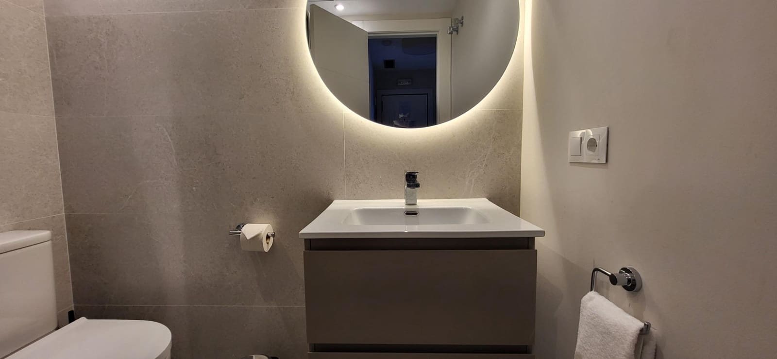 2 sypialnia Apartament na sprzedaż w Serranillos del Valle z basenem garażem - 259 000 € (Ref: 9778381)