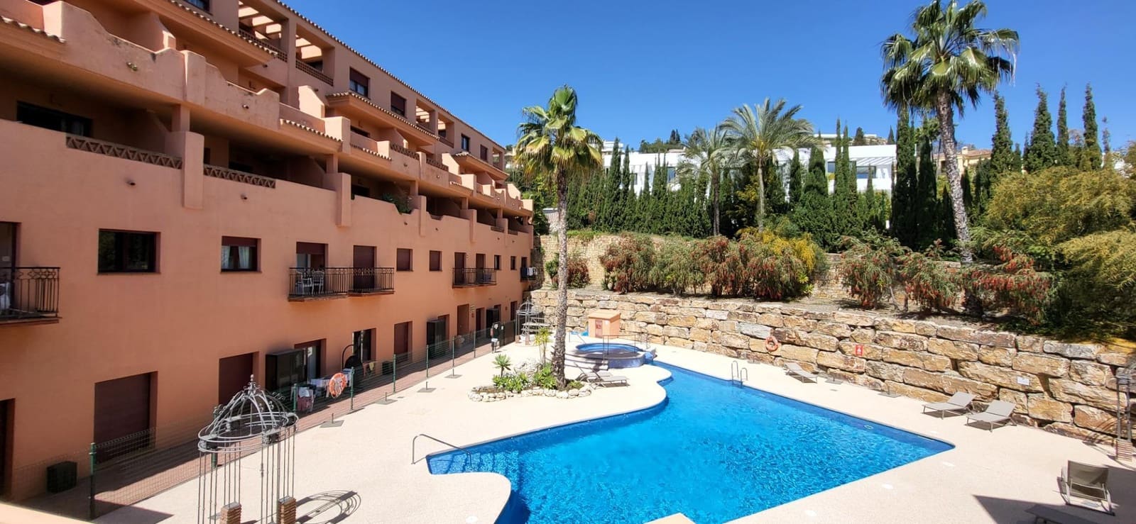 2 sypialnia Apartament na sprzedaż w Serranillos del Valle z basenem garażem - 259 000 € (Ref: 9778381)