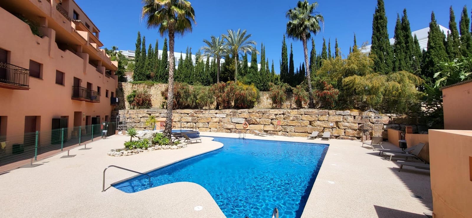 2 sypialnia Apartament na sprzedaż w Serranillos del Valle z basenem garażem - 259 000 € (Ref: 9778381)